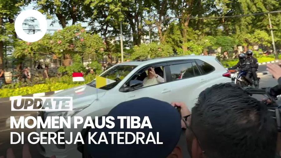 Antusiasme Warga Sambut Kedatangan Paus Fransiskus di Gereja Katedral