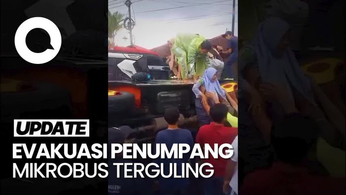 Momen Evakuasi Penumpang dari Mikrobus yang Terguling di Banjarnegara