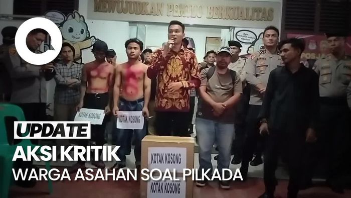 Momen Warga Asahan Bawa Kotak Kosong Daftar Pemilihan Bupati