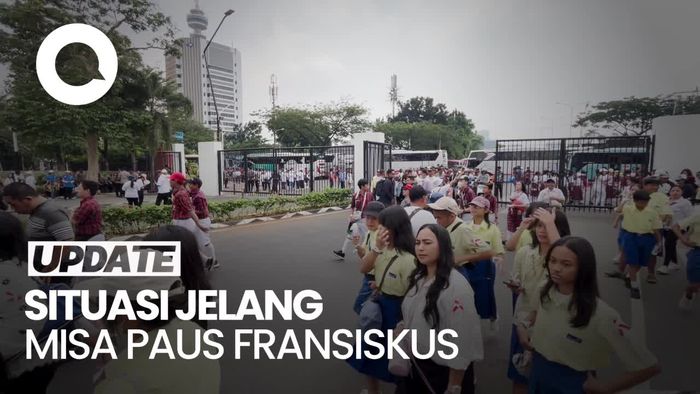 Jemaat Mulai Memadati GBK Jelang Misa Paus Fransiskus