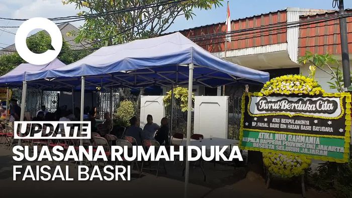 Suasana Rumah Duka Faisal Basri yang Dipenuhi Karangan Bunga