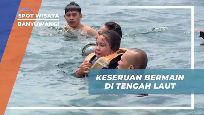 Bersantai Sejenak Menikmati Keindahan Birunya Laut Banyuwangi