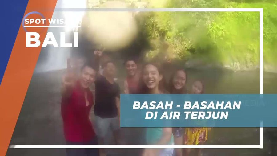 Menikmati Sensasi Dingin Bermain di Air Terjun Tegenungan Bali