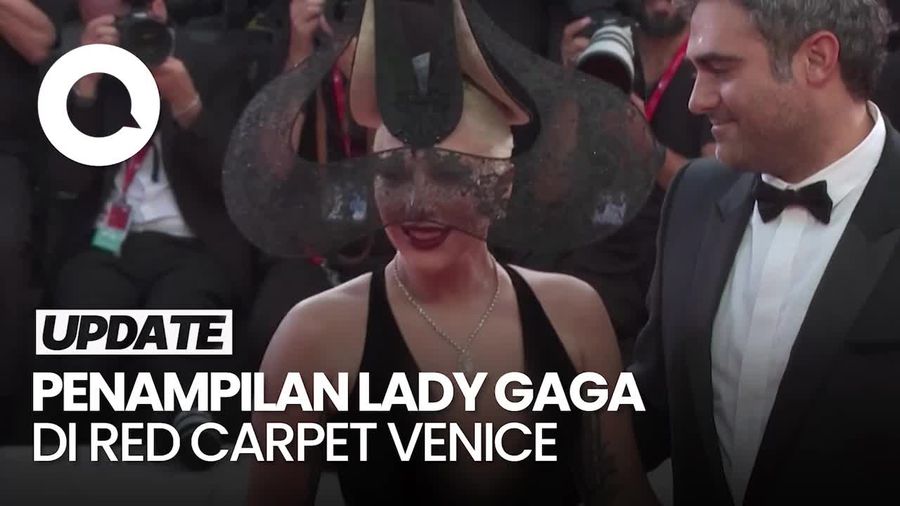 Headpiece Nyentrik Lady Gaga Curi Perhatian di Red Carpet Venice