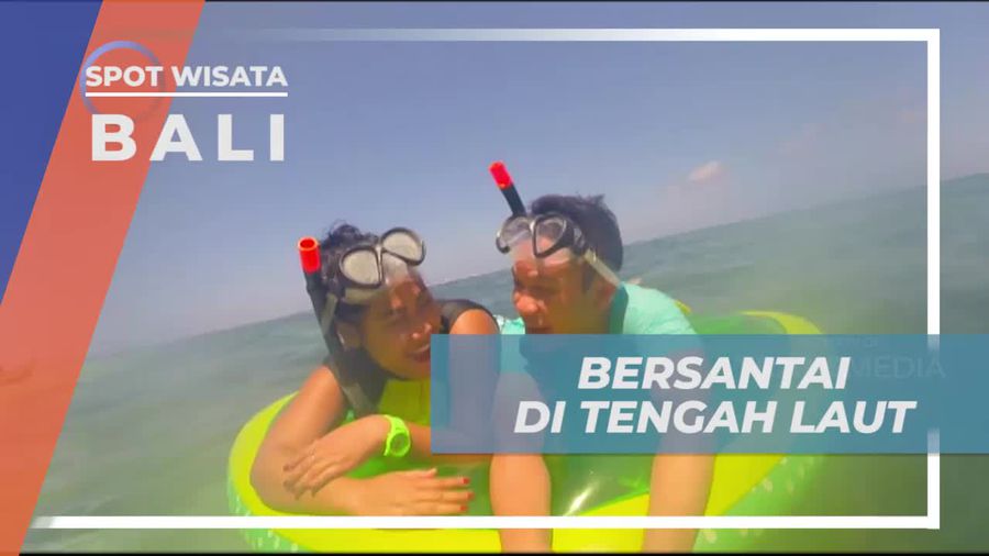 Bersantai di Tengah Laut Menggunakan Floaties Berbentuk Lemon, Bali