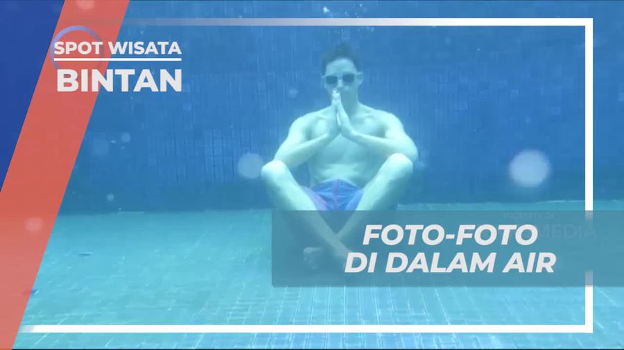 Adu Gaya Berpose di Dalam Air Club Med Bintan