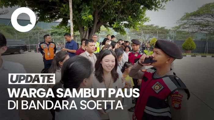 Antusiasme Warga Antar Keberangkatan Paus Fransiskus di Soetta