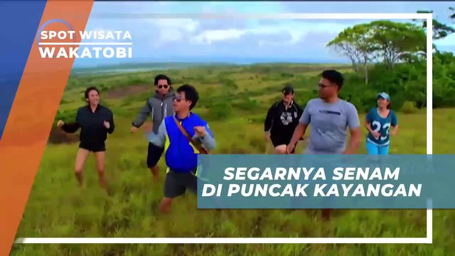 Olahraga Pagi di Puncak Kayangan Wakatobi