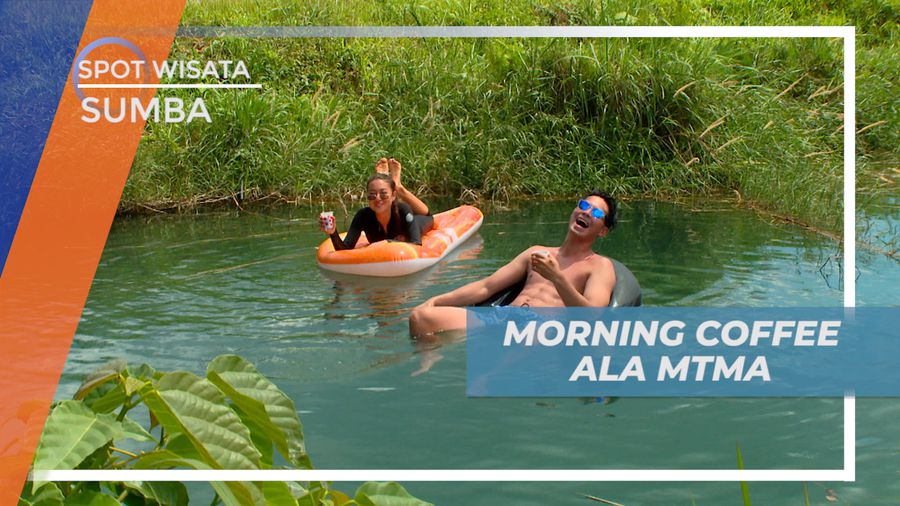 Momen Unik Minum Kopi di Atas Floaties, Air Terjun Dekuwatu Sumba