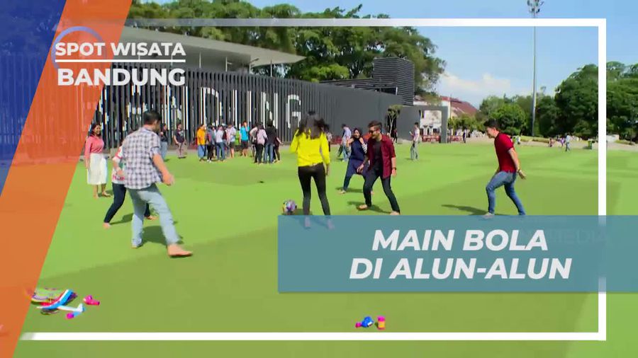 Seru-seruan Bermain Bola di Alun-alun Bandung