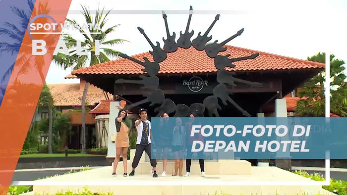 Berpose Nyentrik Dengan Berfoto di Depan Penginapan Bali