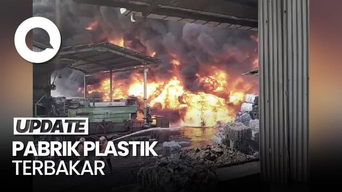 Penampakan Si Jago Merah Melahap Pabrik Plastik di Gresik