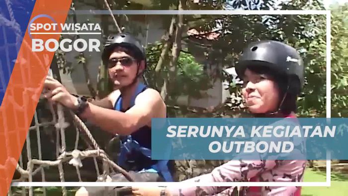 Memanjat Jaring Sebelum Bermain Flying Fox di Bogor