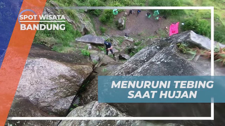 Menuruni Tebing Saat Hujan Mengguyur Gunung Batu Bandung