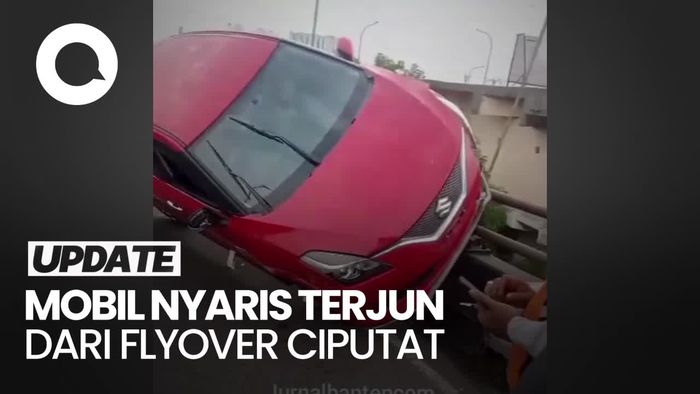Penampakan Mobil Tabrak Pembatas dan Nyaris Terjun dari Flyover Ciputat