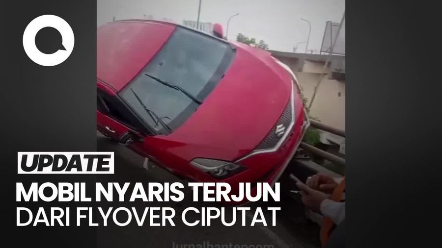 Penampakan Mobil Tabrak Pembatas dan Nyaris Terjun dari Flyover Ciputat