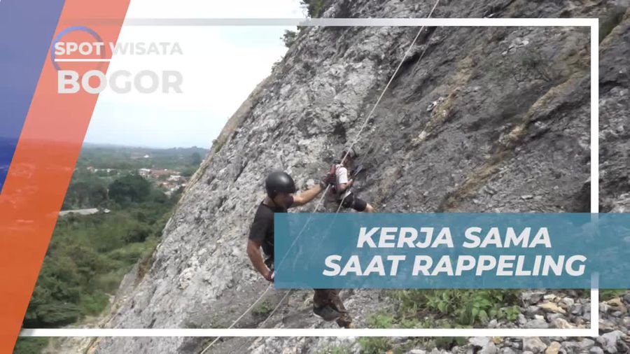 Meningkatkan Kerja Sama Saat Rappeling di Bukit Batu Roti, Bogor