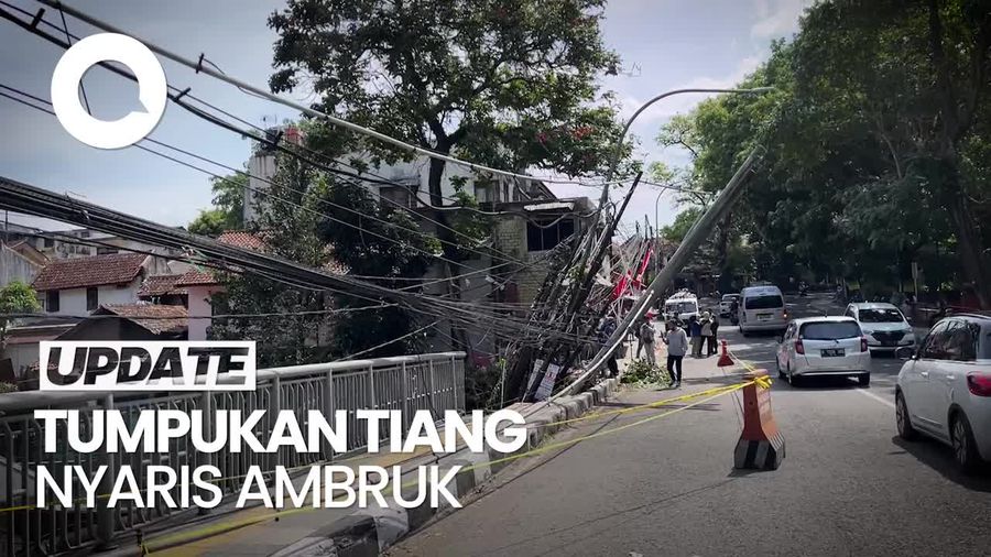 Tiang Bertumpuk-Pipa Bocor Bikin Tanggul Penahan Sungai Cikapundung Longsor