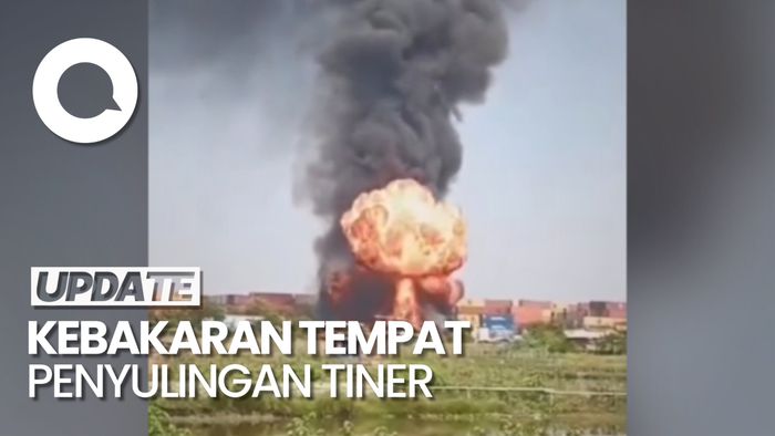 Penampakan Kobaran Api Kebakaran Tempat Penyulingan Tiner di Jakut