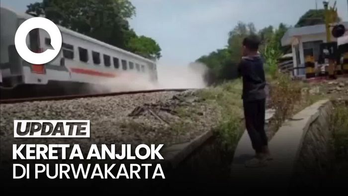 Detik-detik KA Walahar Anjlok Terekam Kamera Warga di Purwakarta