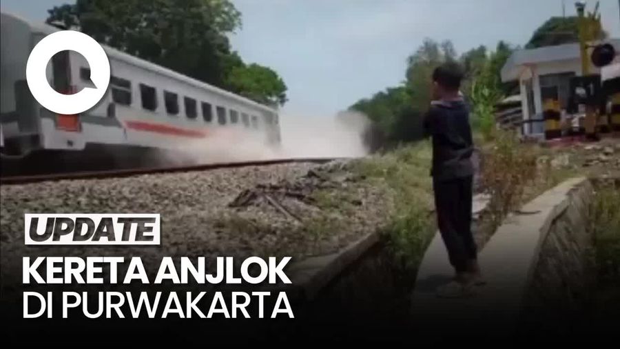 Detik-detik KA Walahar Anjlok Terekam Kamera Warga di Purwakarta