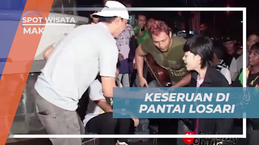 Menghibur Penonton dengan Ngamen di Pantai Losari Makassar