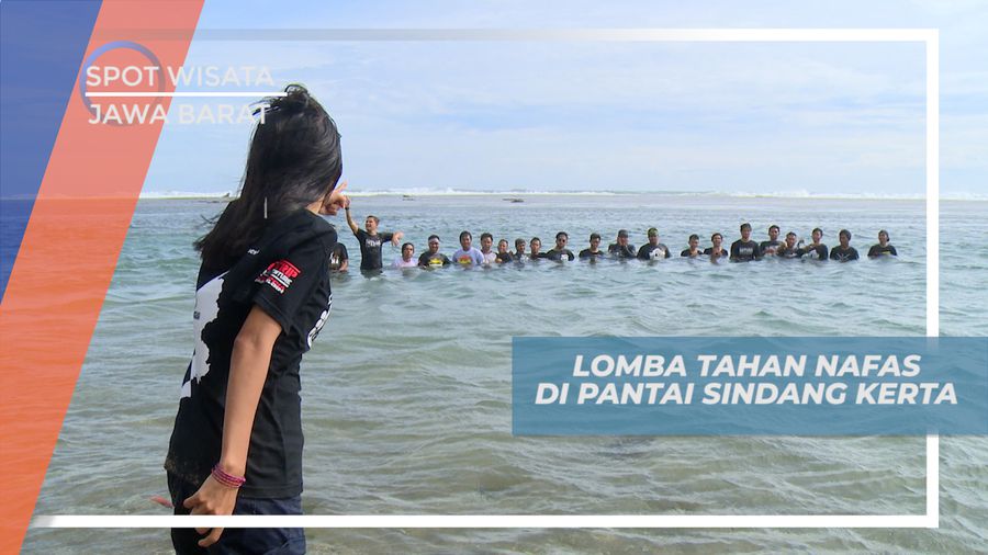 Bersaing dalam Lomba Tahan Nafas di Pantai Sindang Kerta