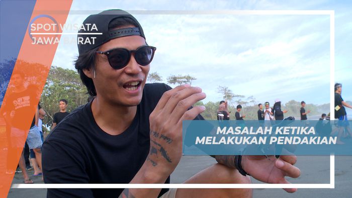 Menyaksikan Momen Pelepasan Tukik Sambil Menikmati Sunset di Pantai Sindang Kerta