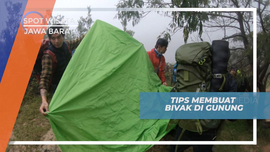 Membuat Bivak untuk Berteduh Saat Hujan di Gunung Papandayan
