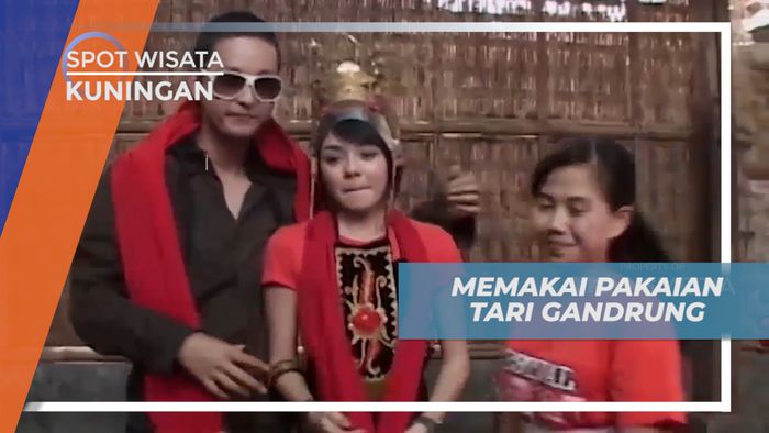 Memakai Pakaian Tari Gandrung yang Berornamen Gajah Oling di Banyuwangi