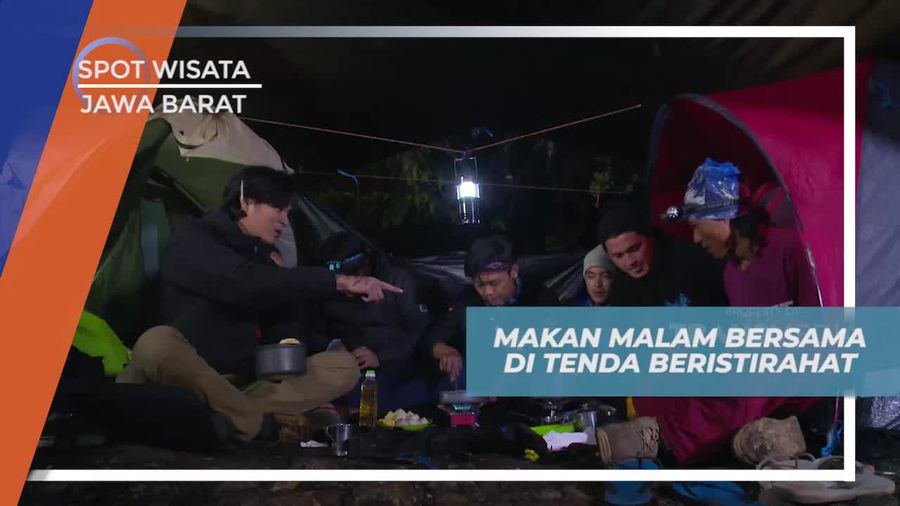Menyantap Makan Malam Bersama di Tenda Selama Pendakian Gunung Papandayan