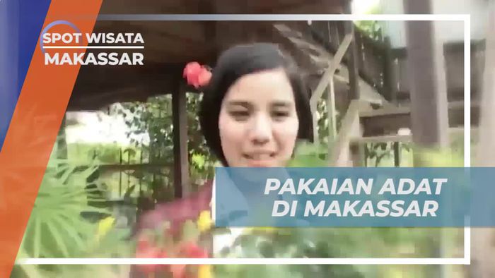 Mencoba Mengenakan Pakaian Adat di Makassar