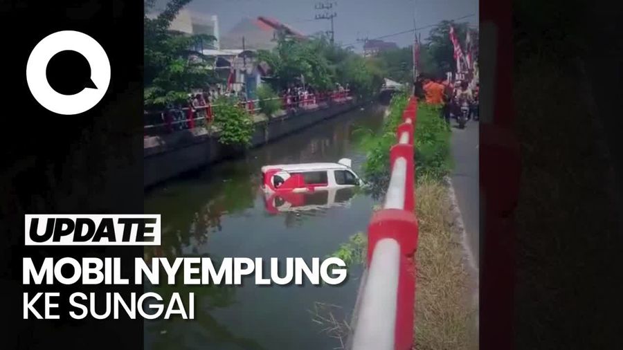 Momen Evakuasi Penumpang Mobil Wira Wiri Suroboyo Nyemplung ke Sungai