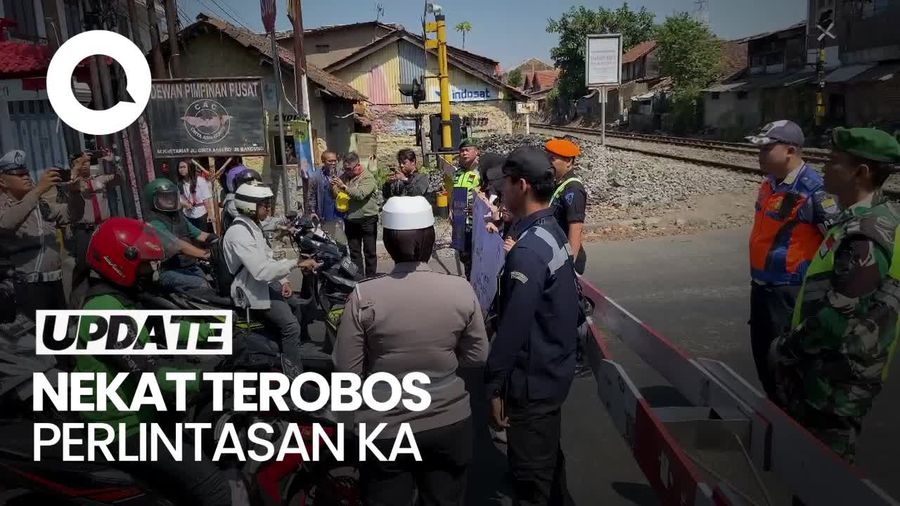 Belasan Pemotor di Bandung Ditilang Gegara Terobos Pintu Perlintasan KA
