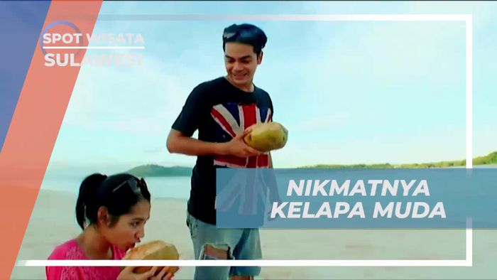 Menyegarkan Diri dengan Air Kelapa Muda di Pulau Lihaga, Sulawesi Utara