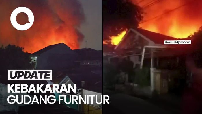 Penampakan Kebakaran Melahap Gudang Furnitur di Jatibening Bekasi