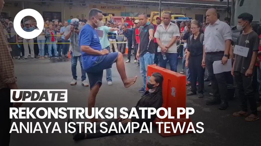 Rekonstruksi Satpol PP Aniaya Istri hingga Tewas Diwarnai Sorakan Warga
