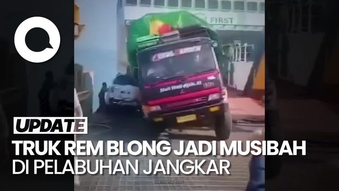 Detik-detik Truk Rem Blong Tabrak Mobil-Nyaris Jatuh ke Laut di Situbondo