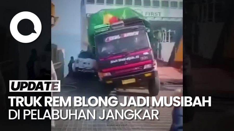 Detik-detik Truk Rem Blong Tabrak Mobil-Nyaris Jatuh ke Laut di Situbondo