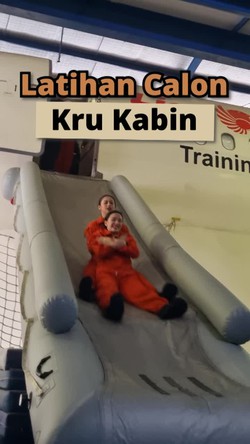 Melihat Simulasi Evakuasi Pramugari