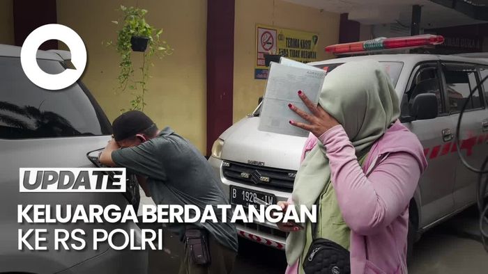 Isak Tangis Keluarga 7 Jenazah Kali Bekasi saat Datangi RS Polri