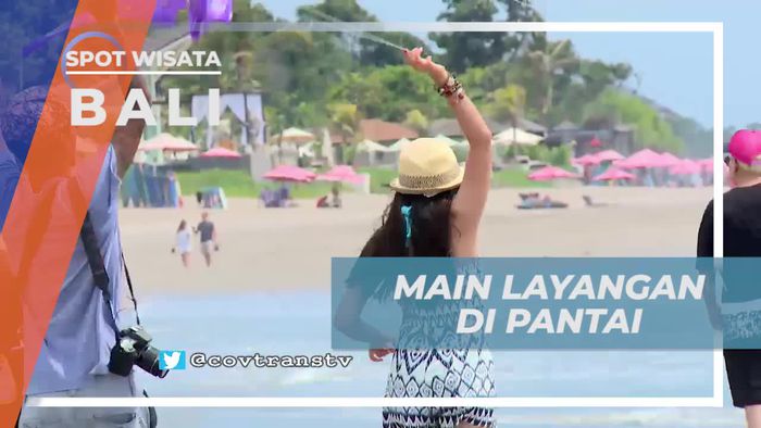 Bermain Layangan Seru di Pantai Petitenget, Bali