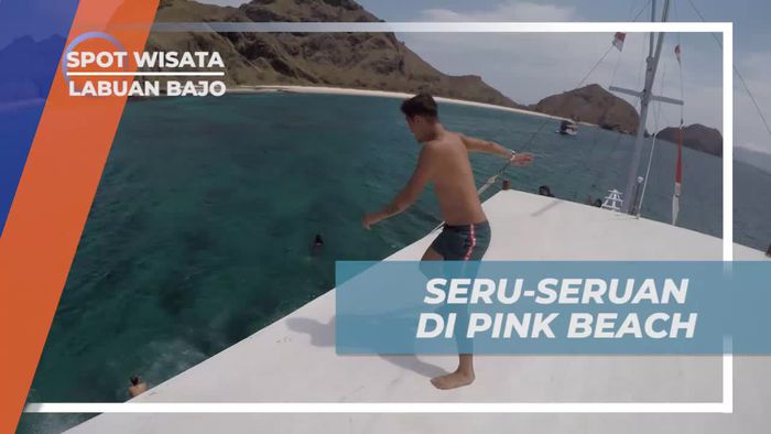 Serunya Bermain di Pantai Pink Beach, Labuan Bajo
