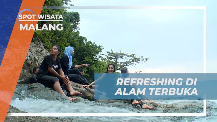 Bersantai Menikmati Pemandangan Laut Lepas dari Atas Air Terjun Banyu Anjlok, Malang