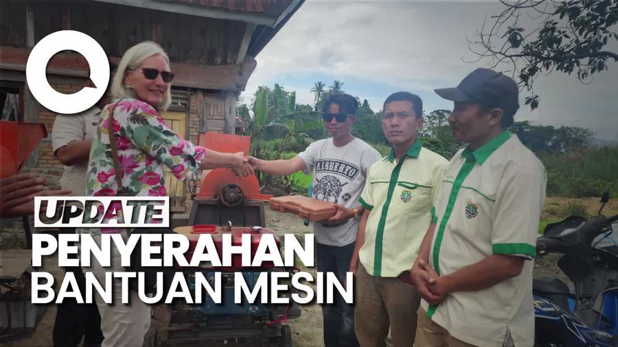 Video Keluarga Sabam Sirait Serahkan 4 Pencacah Eceng Gondok di Samosir