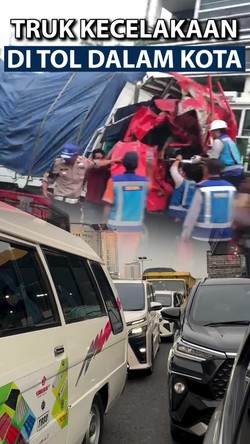 Video: Truk Kecelakaan di Tol Dalam Kota, Lalin Menuju Cawang Padat