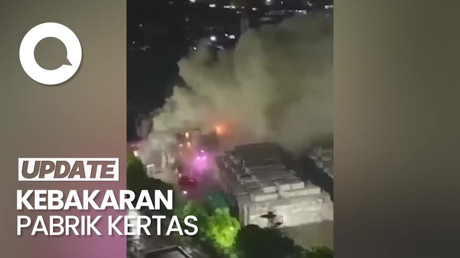 Video Penampakan Kebakaran Pabrik Kertas di Cikarang Barat