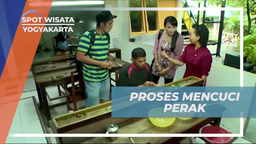 Mencuci Perak Menggunakan Buah Lerak di Kota Gede, Yogyakarta