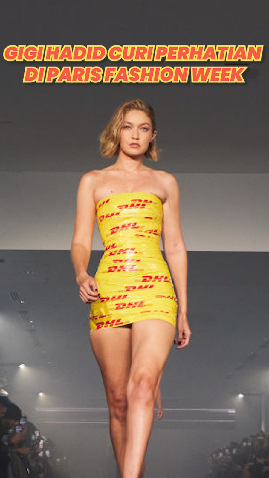 Gaya Gigi Hadid Kenakan Gaun Berlakban DHL di Paris Fashion Week 2024