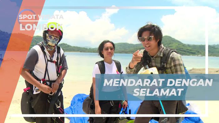Mendarat dengan Selamat Setelah Paralayang di Lombok